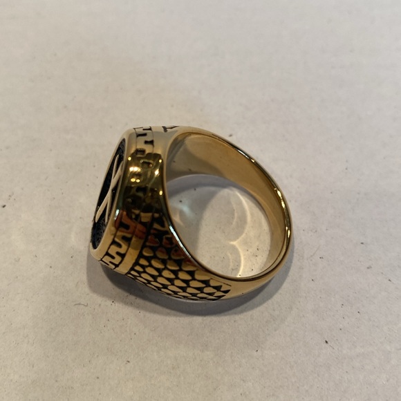 NIP Men’s Goldtone Cross Ring - Picture 2 of 7